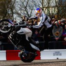 Chris Pfeiffer con su moto en la exhibición de Red Bull