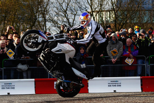 Chris Pfeiffer con su moto en la exhibición de Red Bull
