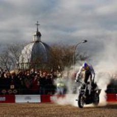 Chris Pfeiffer quemando rueda con su moto en la exhibición de Red Bull