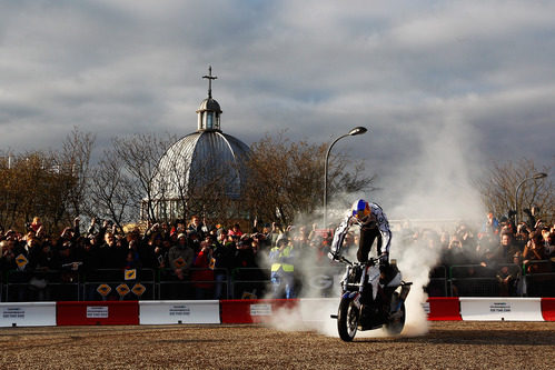 Chris Pfeiffer quemando rueda con su moto en la exhibición de Red Bull