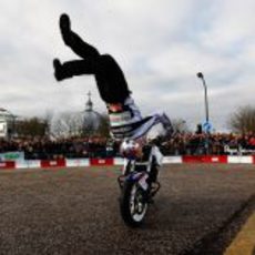 Pfeiffer haciendo el pino sobre la moto en Milton Keynes