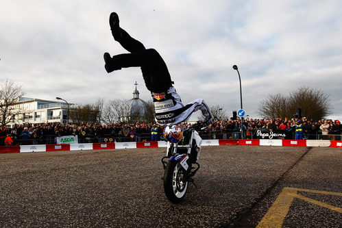 Pfeiffer haciendo el pino sobre la moto en Milton Keynes