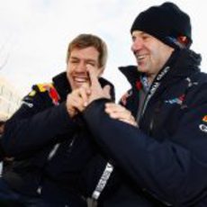 Vettel y Newey bromean con el "dedo de la victoria"
