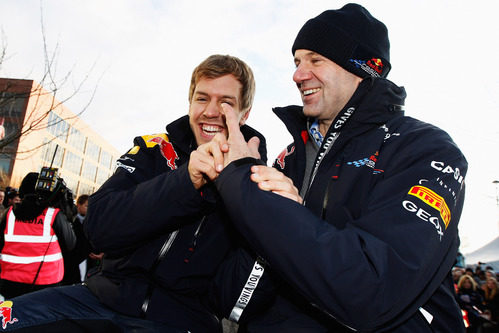 Vettel y Newey bromean con el "dedo de la victoria"