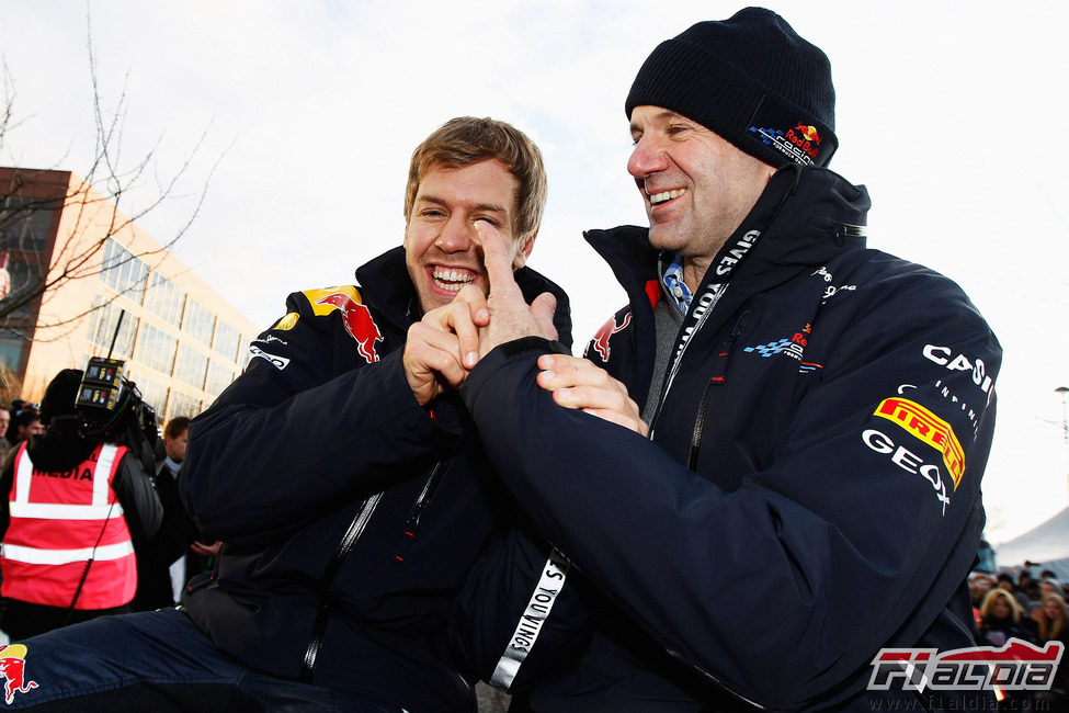 Vettel y Newey bromean con el "dedo de la victoria"