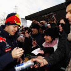 Sebastian Vettel firma autógrafos a los fans de Milton Keynes