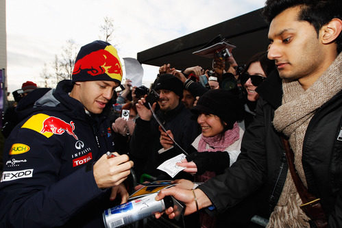 Sebastian Vettel firma autógrafos a los fans de Milton Keynes