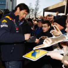 Mark Webber firma autógrafos a los fans