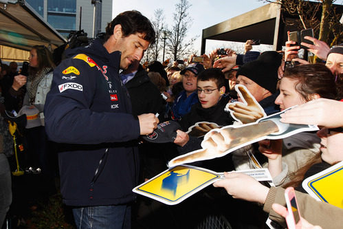 Mark Webber firma autógrafos a los fans