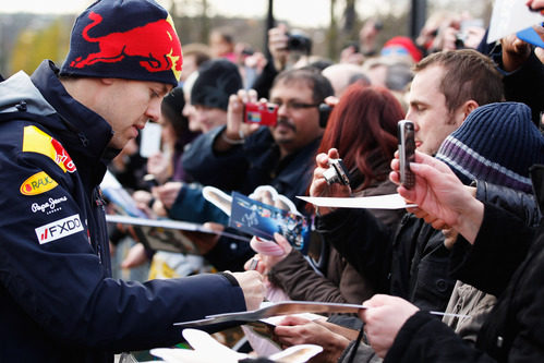 Vettel tuvo mucho trabajo con los autógrafos