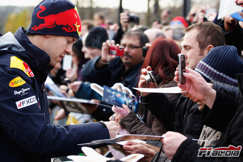 Vettel tuvo mucho trabajo con los autógrafos