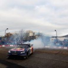 Coulthard quemando rueda con el NASCAR