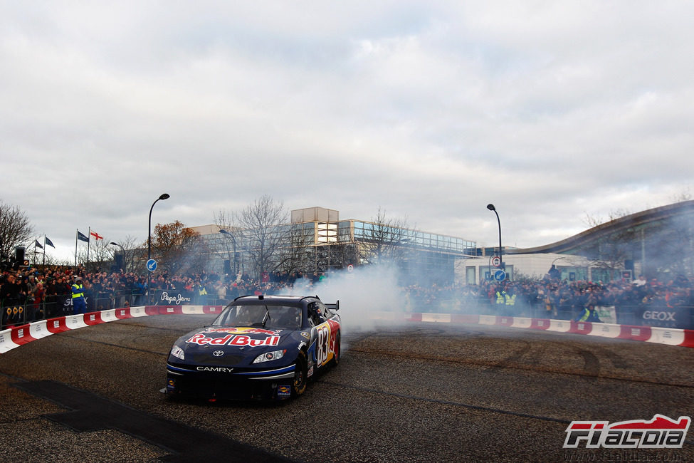 Coulthard quemando rueda con el NASCAR