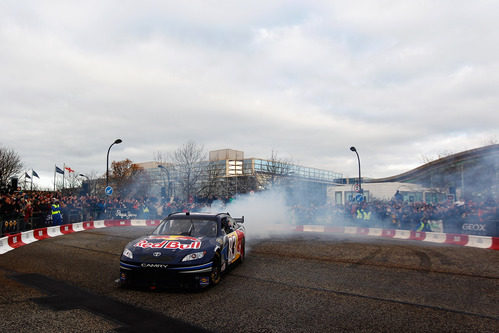 Coulthard quemando rueda con el NASCAR