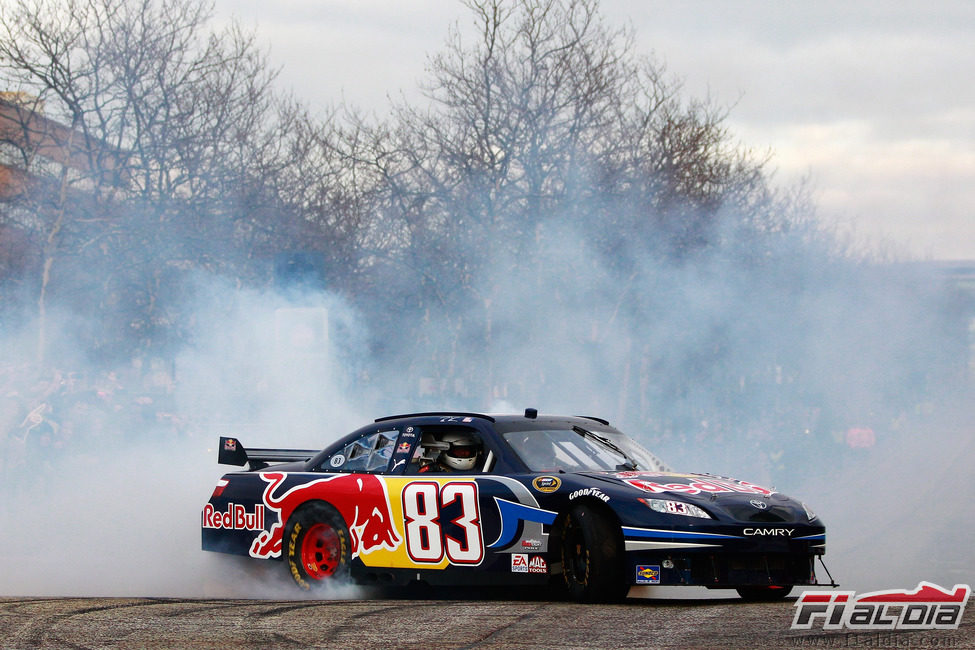 David Coulthard con el NASCAR en la exhibición de Red Bull