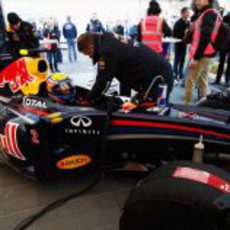 Mark Webber se sienta en el Red Bull para salir a la exhibición