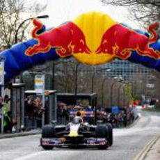 Sebastian Vettel sobre el RB5 en la exhibición de Milton Keynes