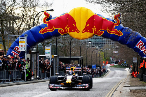 Sebastian Vettel sobre el RB5 en la exhibición de Milton Keynes