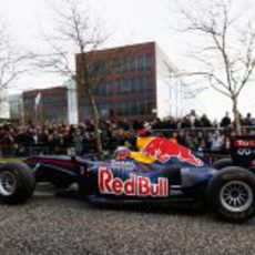 Vettel con el Red Bull ante la afición