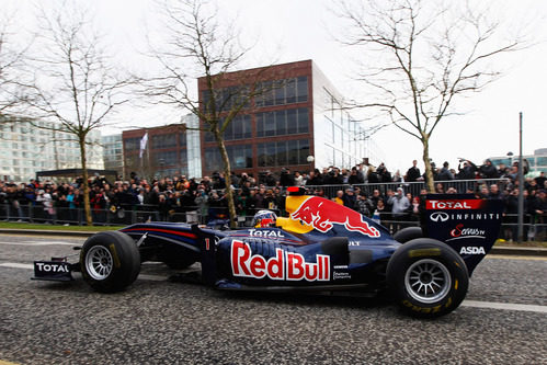 Vettel con el Red Bull ante la afición