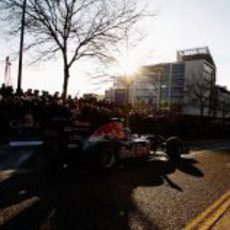 Mark Webber rueda en la exhibición de Milton Keynes