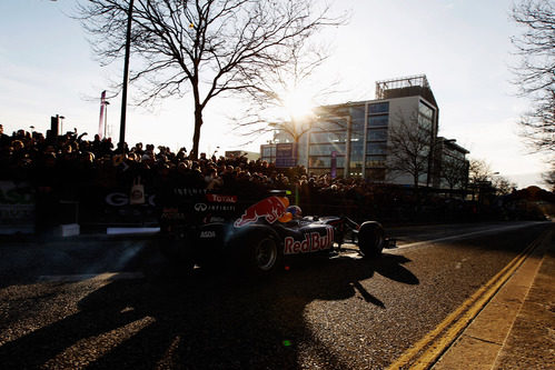Mark Webber rueda en la exhibición de Milton Keynes