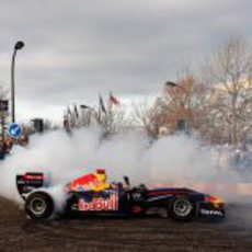Sebastian Vettel quema rueda en la exhibición de Red Bull en casa
