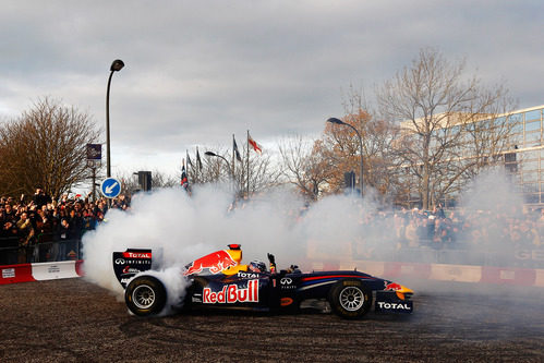 Sebastian Vettel quema rueda en la exhibición de Red Bull en casa