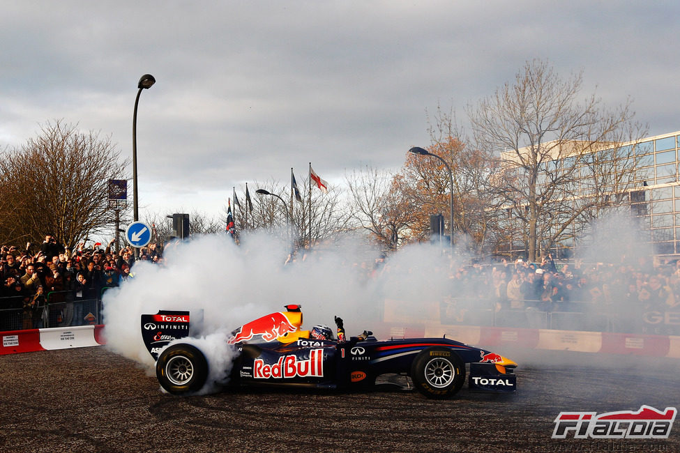 Sebastian Vettel quema rueda en la exhibición de Red Bull en casa