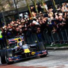 Sebastian Vettel rueda por la larga recta de Milton Keynes