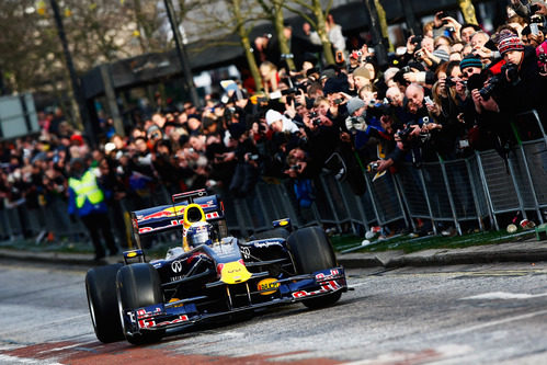 Sebastian Vettel rueda por la larga recta de Milton Keynes