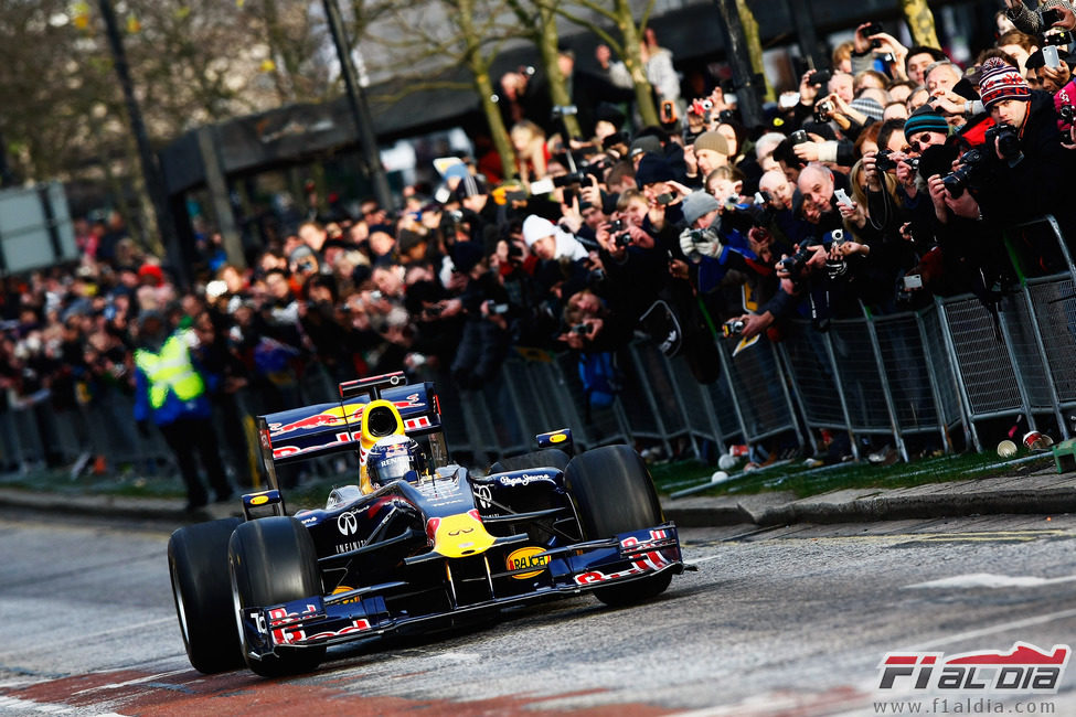 Sebastian Vettel rueda por la larga recta de Milton Keynes