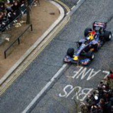 Sebastian Vettel en el RB5 durante la exhibición