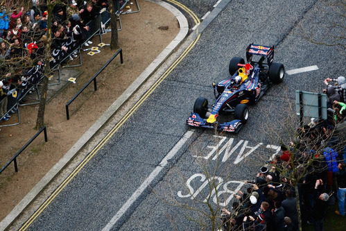 Sebastian Vettel en el RB5 durante la exhibición