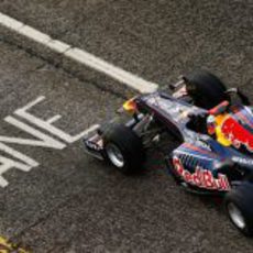 Vettel con el RB5 por el carril del autobus