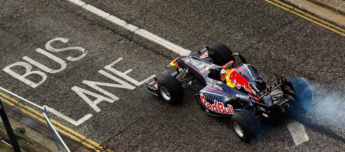 Vettel con el RB5 por el carril del autobus