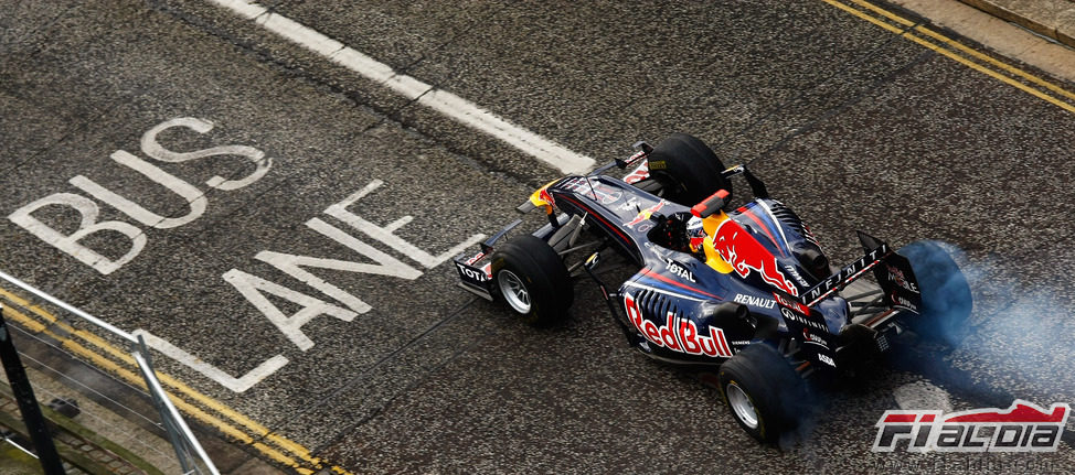 Vettel con el RB5 por el carril del autobus