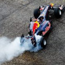 Sebastian Vettel quema rueda sobre el asfalto de Milton Keynes