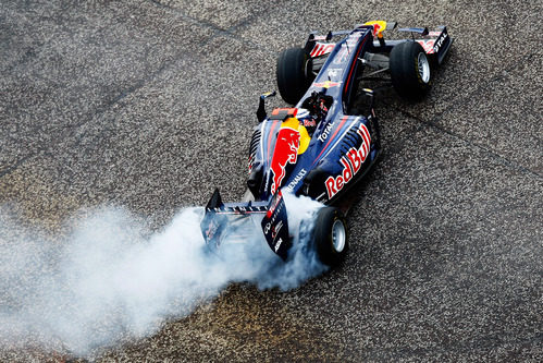 Sebastian Vettel quema rueda sobre el asfalto de Milton Keynes