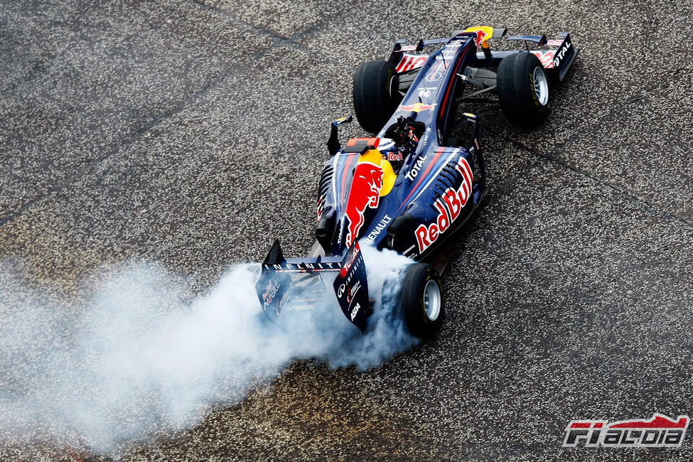 Sebastian Vettel quema rueda sobre el asfalto de Milton Keynes