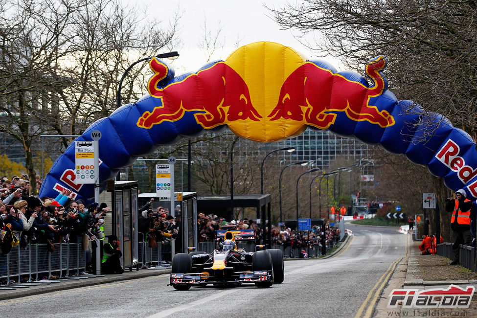 Vettel rueda por la larga recta con el RB5