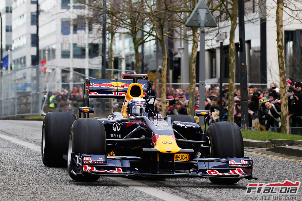 Sebastian Vettel saluda a los aficionados en la exhibición de Red Bull