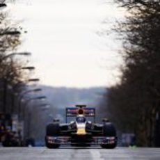 El RB5 de Sebastian Vettel en la recta de Milton Keynes