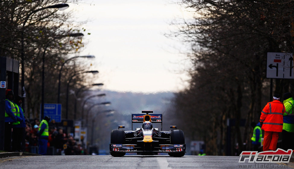 El RB5 de Sebastian Vettel en la recta de Milton Keynes