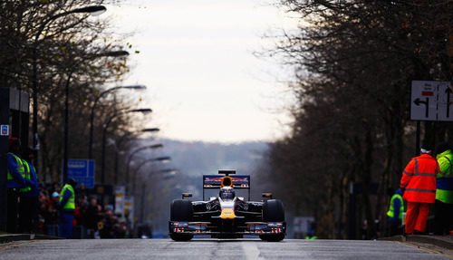 El RB5 de Sebastian Vettel en la recta de Milton Keynes