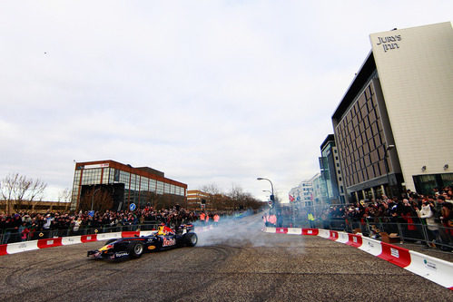 Vettel llega a final de recta con el RB5