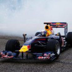 Neumáticos destrozados en el Red Bull de Vettel