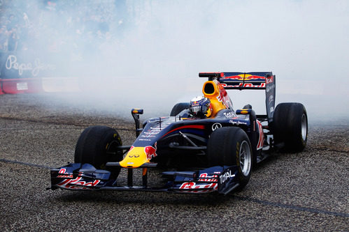 Neumáticos destrozados en el Red Bull de Vettel