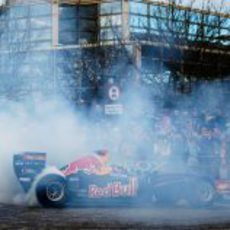 Vettel envuelto en humo en Milton Keynes