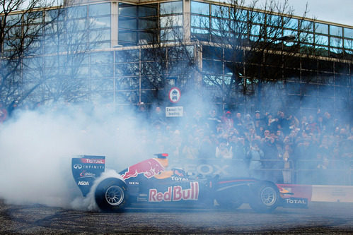 Vettel envuelto en humo en Milton Keynes